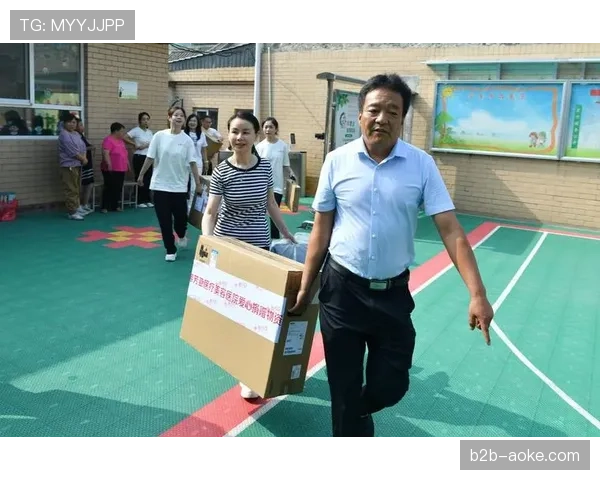 退役球员走进山区小学，开展篮球公益行并为孩子们捐赠体育器材